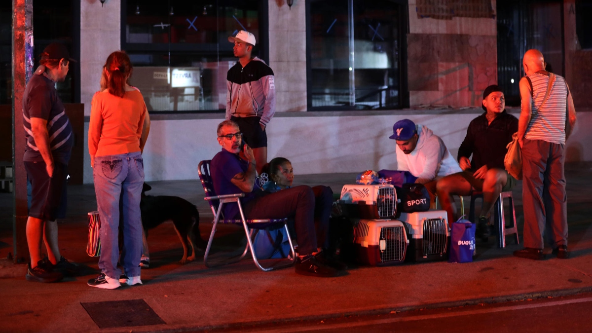 Venezolanos durmieron en plazas, avenidas y autos tras los potentes terremotos