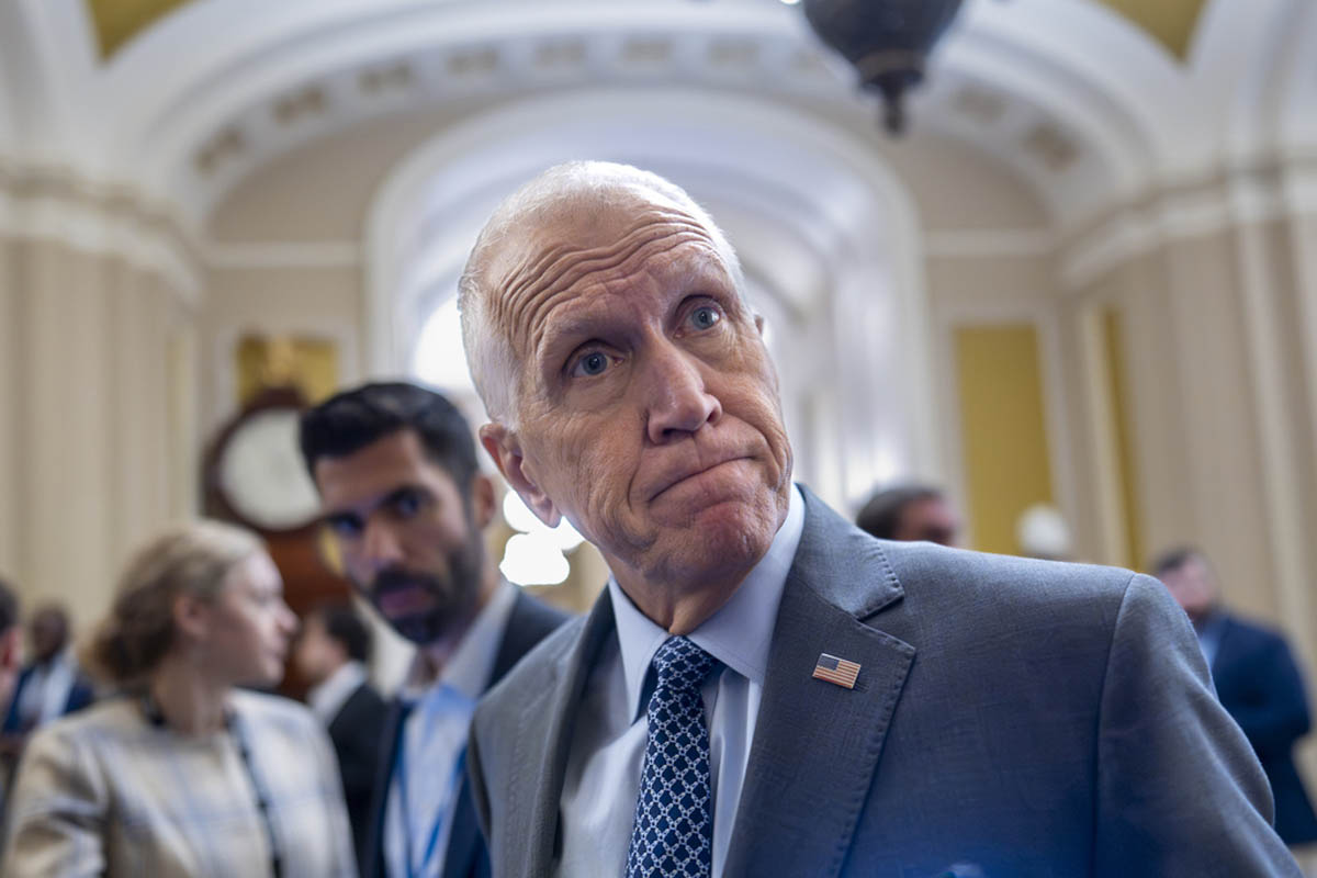 El senador Thom Tillis sale en defensa de quienes vandalizaron el estanque reflectante de Washington