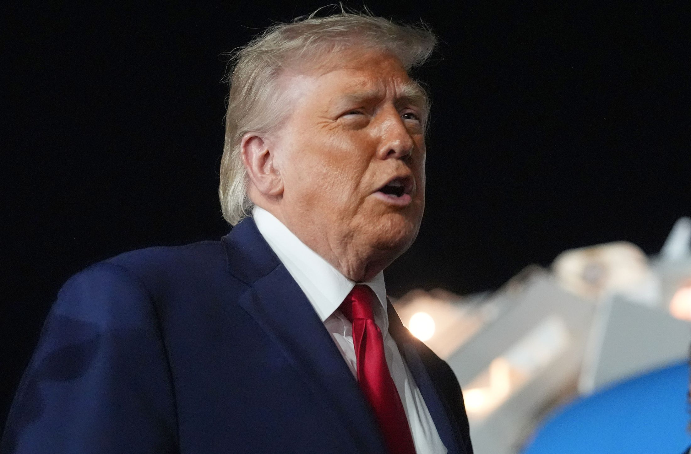 Trump asegura que podría invadir Irán con un pequeño grupo de soldados