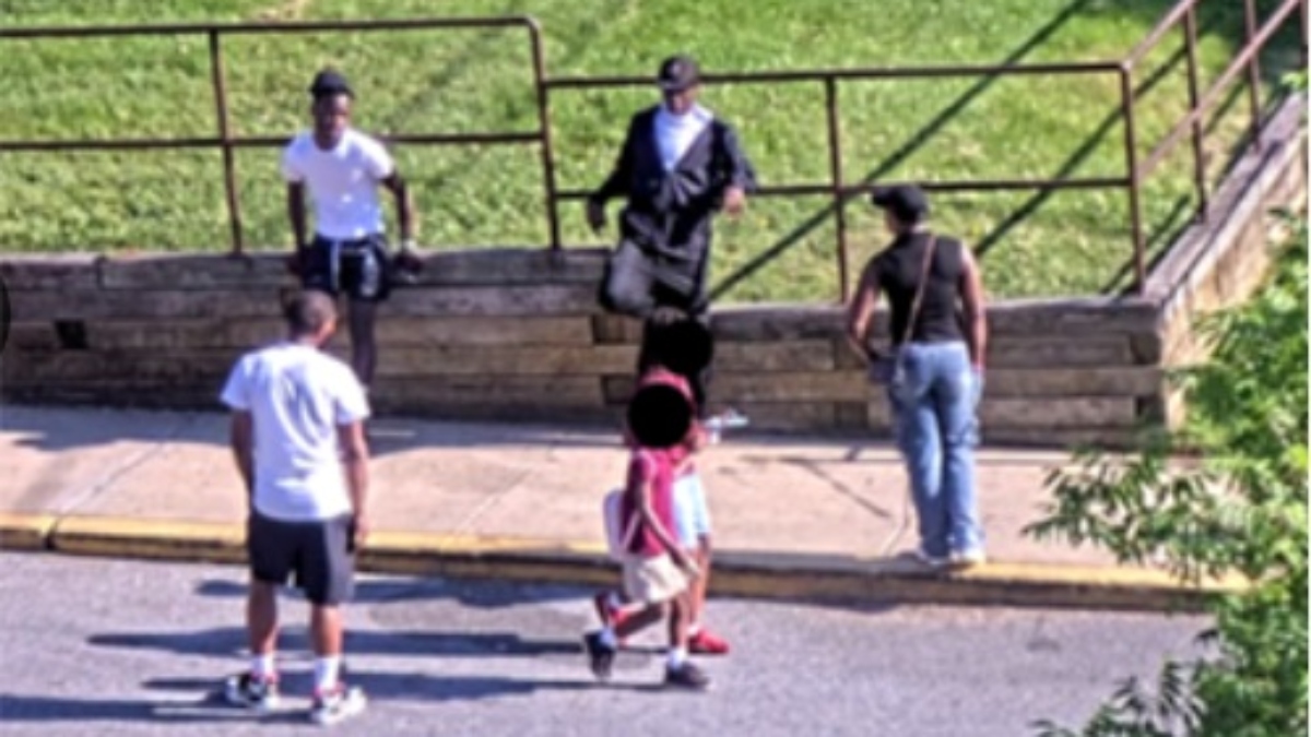 Arrestan a 14 personas acusadas de distribuir drogas muy cerca de una escuela primaria en Washington D.C