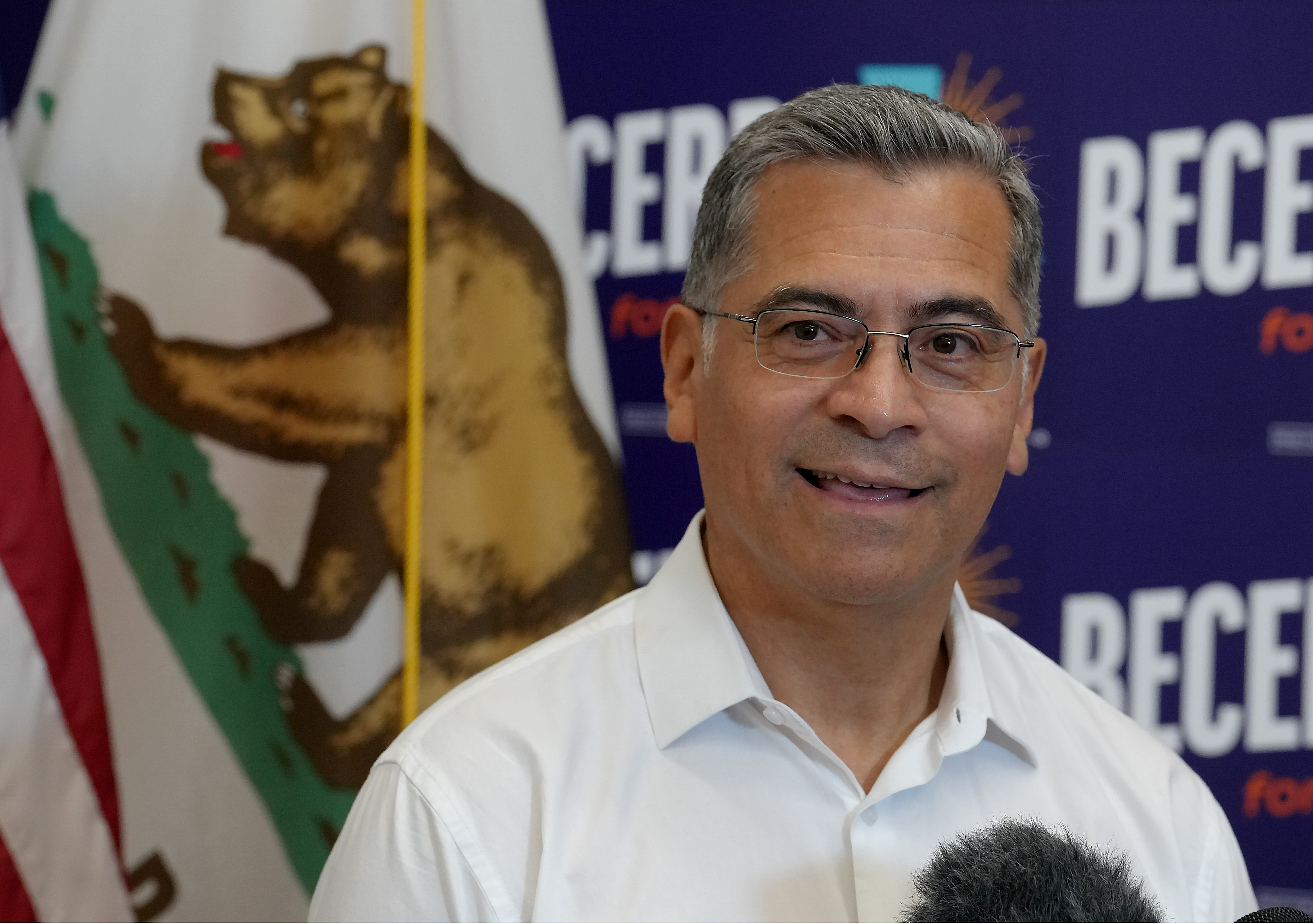 Cerrada pelea entre Becerra y Hilton tras inicio de conteo de votos para gobernador de California