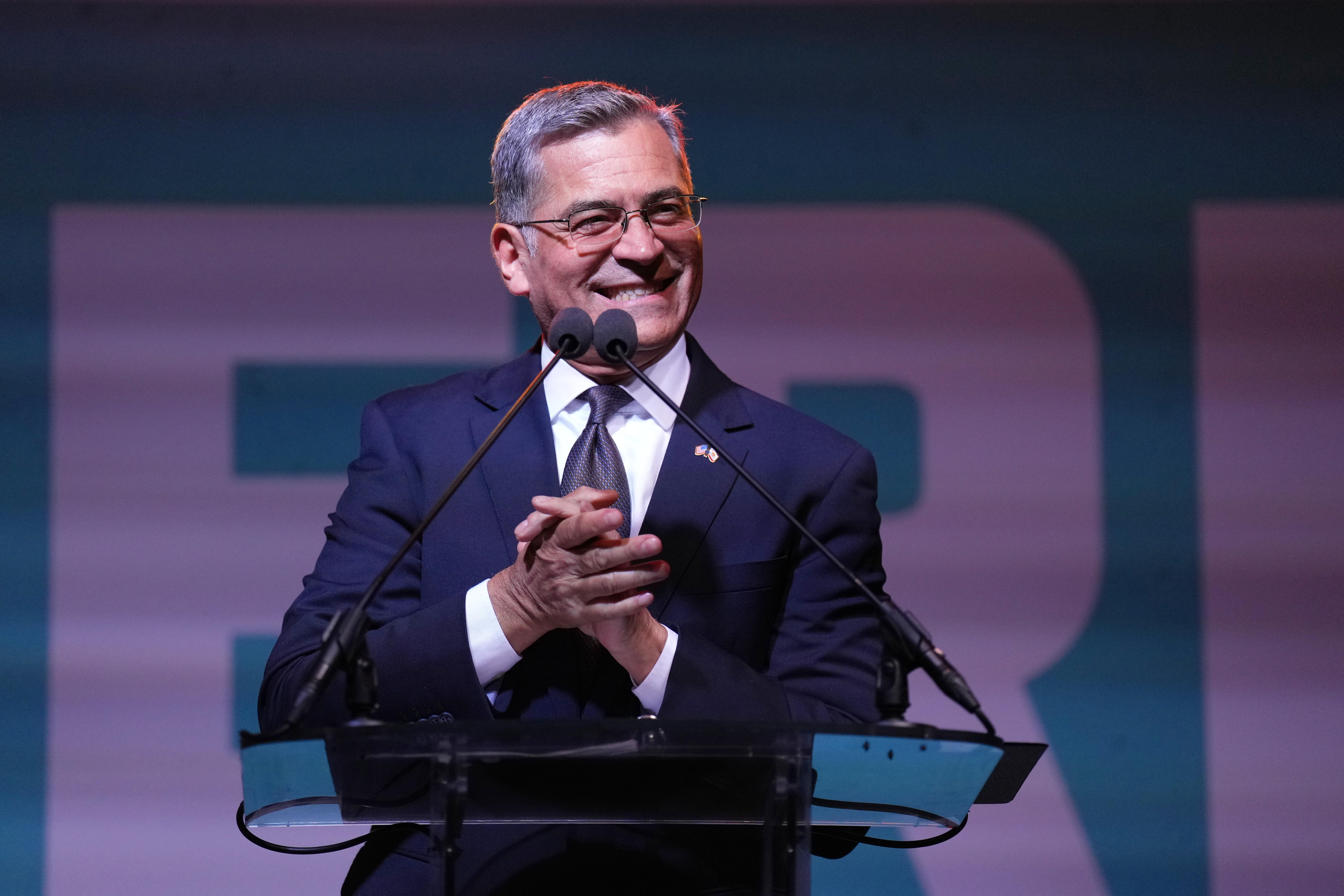 Becerra recorta desventaja con Hilton en primarias para gobernador de California