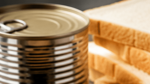 Variedad de alimentos ultraprocesados con alto contenido de sodio, como embutidos, pizza, sopa envasada, pan, hamburguesa y snacks.