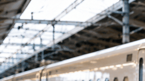 Tren bala Shinkansen en Japón junto a paquetes listos para ser transportados por la red ferroviaria de alta velocidad