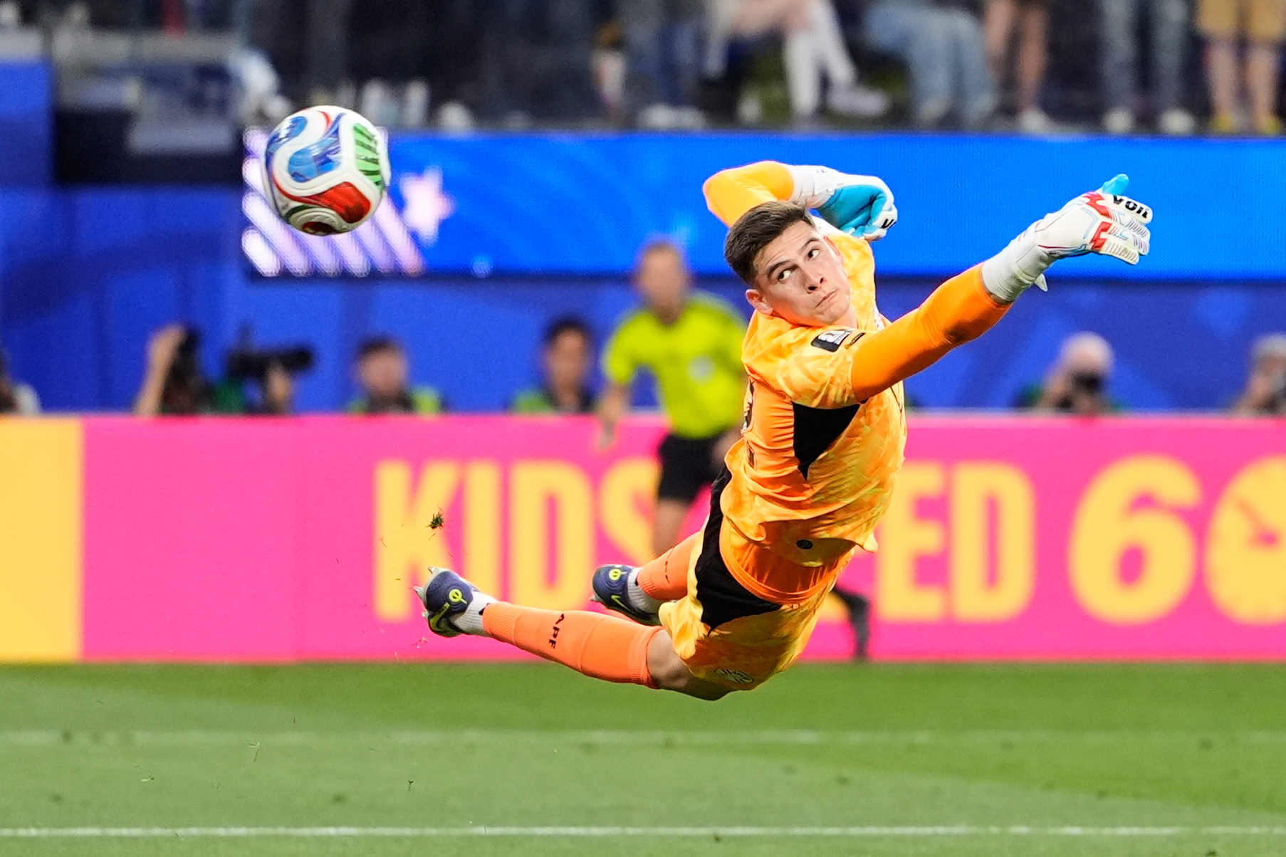 Vive en Texas, ama el fútbol y quiere apostar por el Mundial: hay un problema
