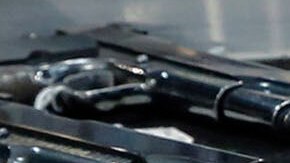 Entre las armas decomisadas había dos totalmente automáticas, 11 reportadas como robadas y una con el número de serie borrado.