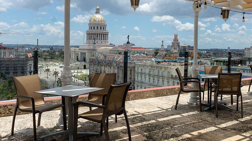 Por qué Iberostar y Blue Diamond, dos cadenas hoteleras clave en la industria turística de Cuba, abandonan operaciones en la isla "con efecto inmediato"