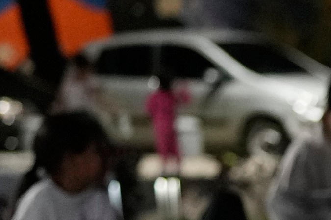 Varias personas acampan durante la noche tras los terremotos que azotaron Caracas, Venezuela, el jueves 25 de junio de 2026.