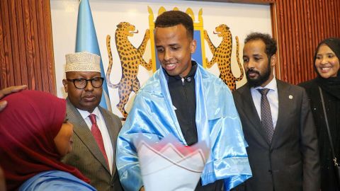 "Prometo que arbitraré en la próxima Copa del Mundo": el referí somalí al que se le negó la entrada a EE.UU. es recibido como un héroe en su país