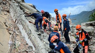 Equipos de rescate buscan entre los escombros en La Guaira, ciudad devastada por los terremotos de la semana pasada.
