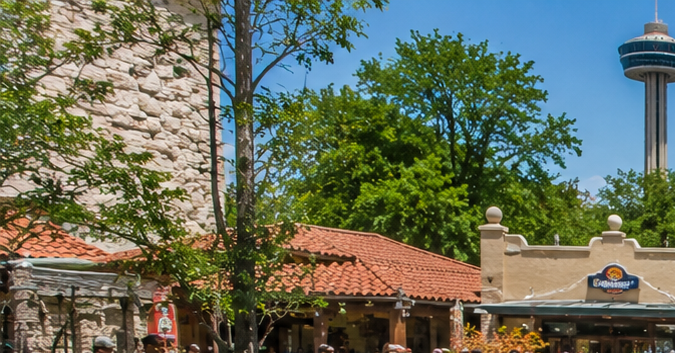 Familia disfrutando una atracción acuática en un parque temático de San Antonio, Texas