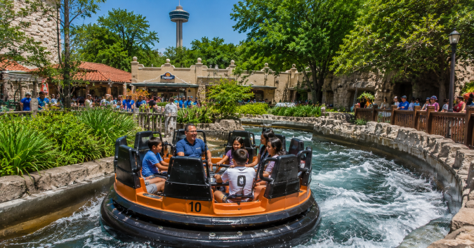 Familia disfrutando una atracción acuática en un parque temático de San Antonio, Texas
