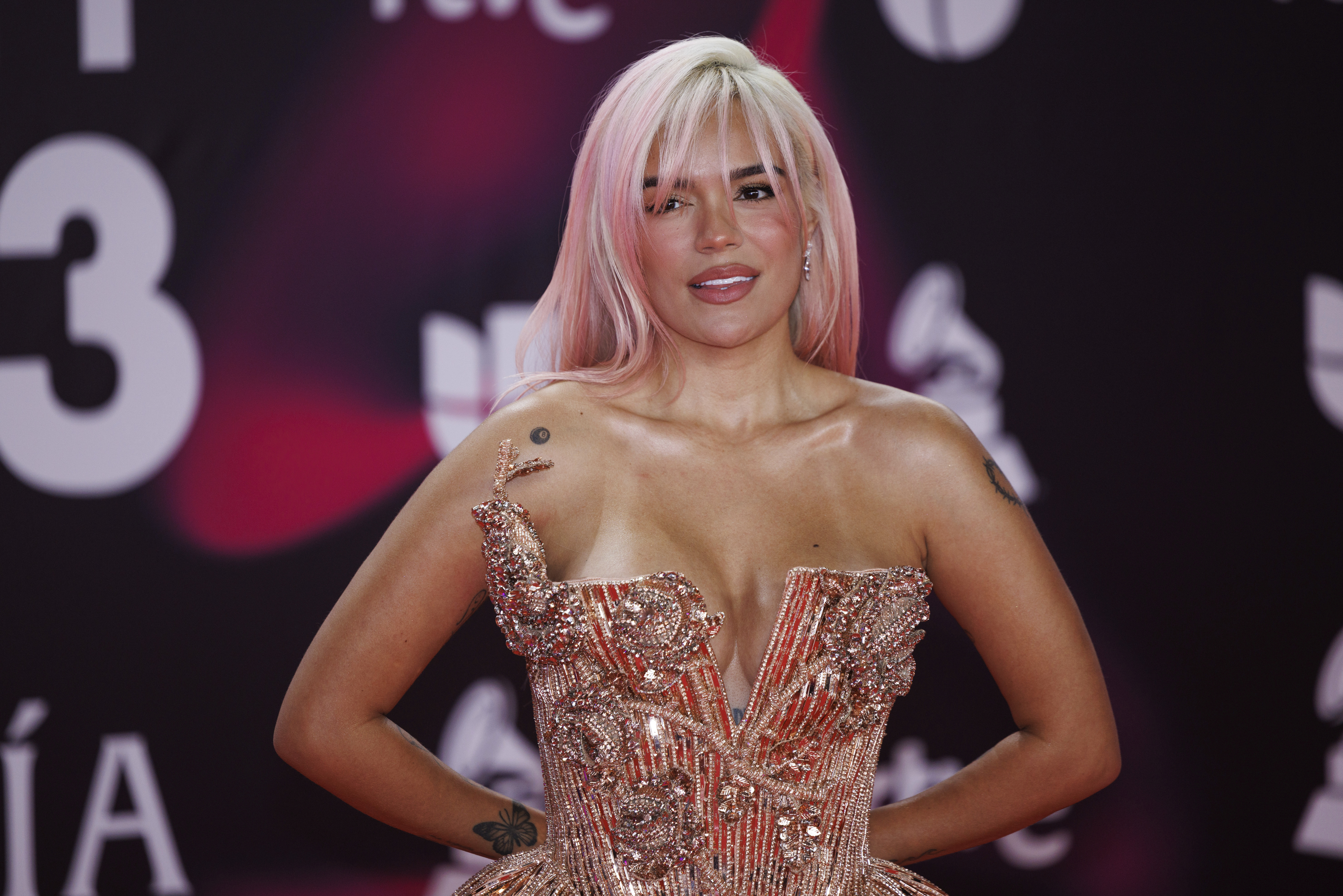 Karol G se confiesa con Rosalía sobre su peor decepción amorosa en pleno concierto