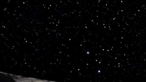 Contenedor dorado sobre la superficie de la Luna con la Tierra visible al fondo en el espacio