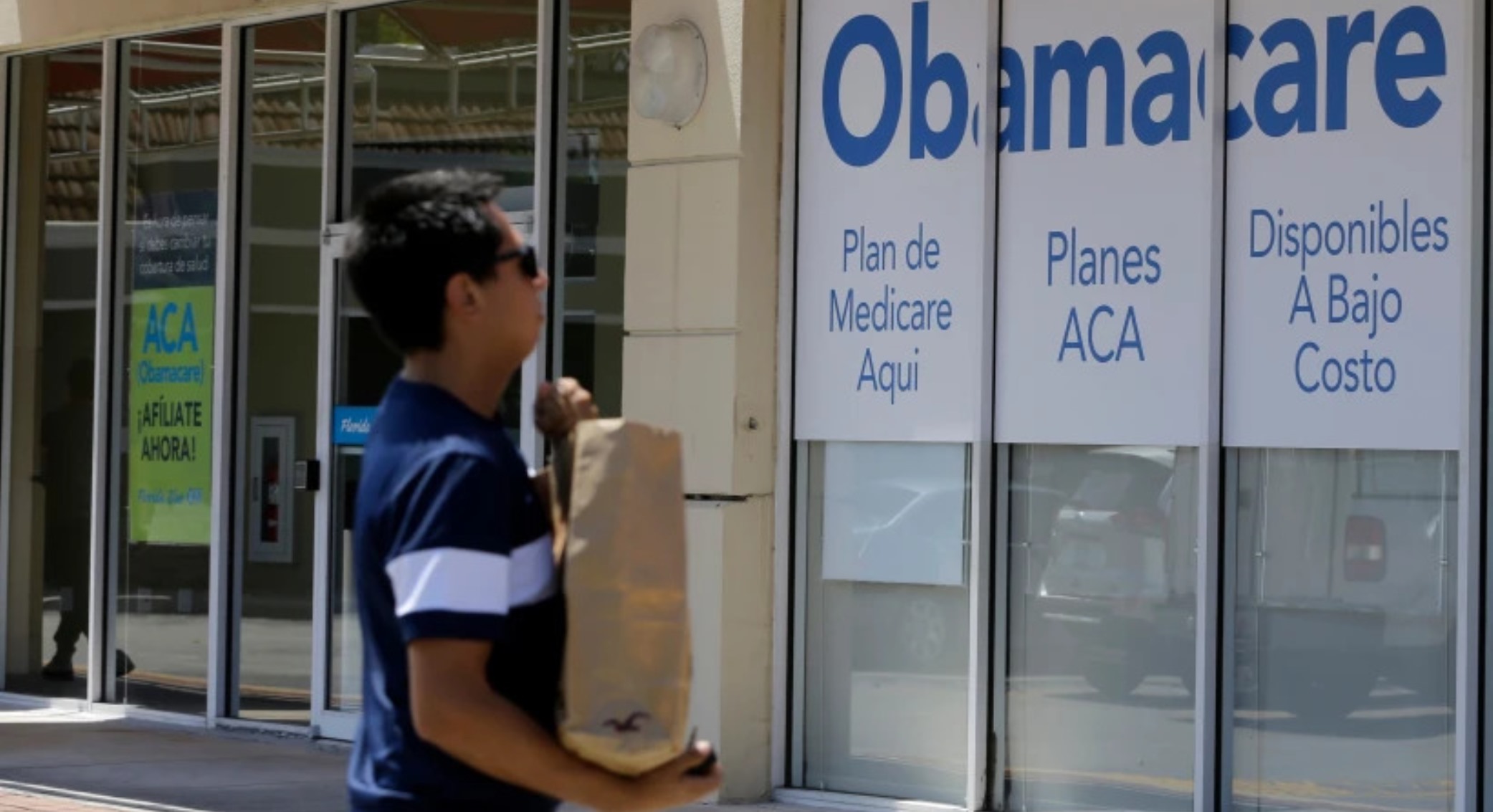 Aumento de costos lleva a que millones de personas renuncien a cobertura de salud del Obamacare