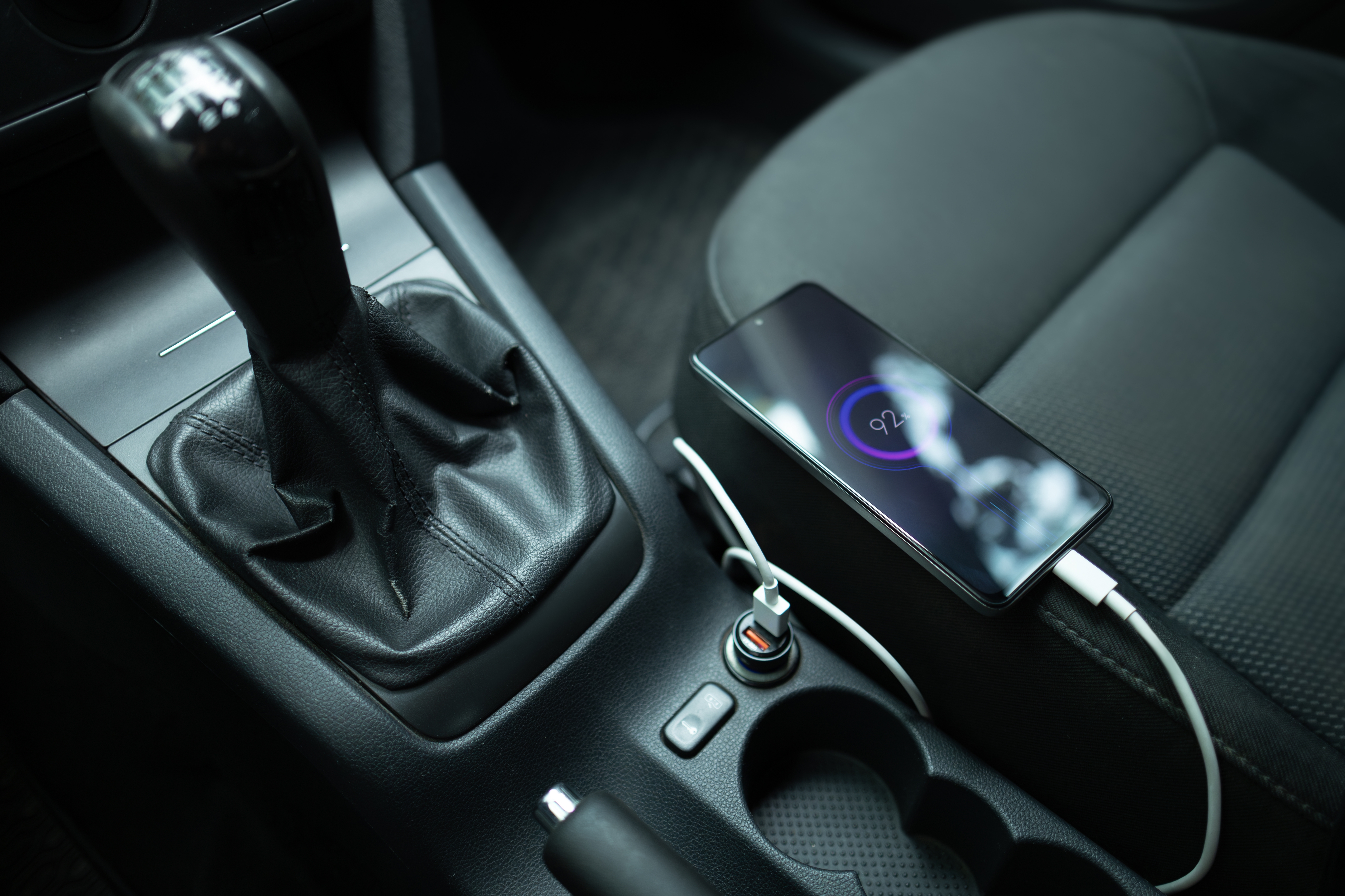 Cargar tu teléfono en el auto con un cargador genérico puede ser más peligroso de lo que crees