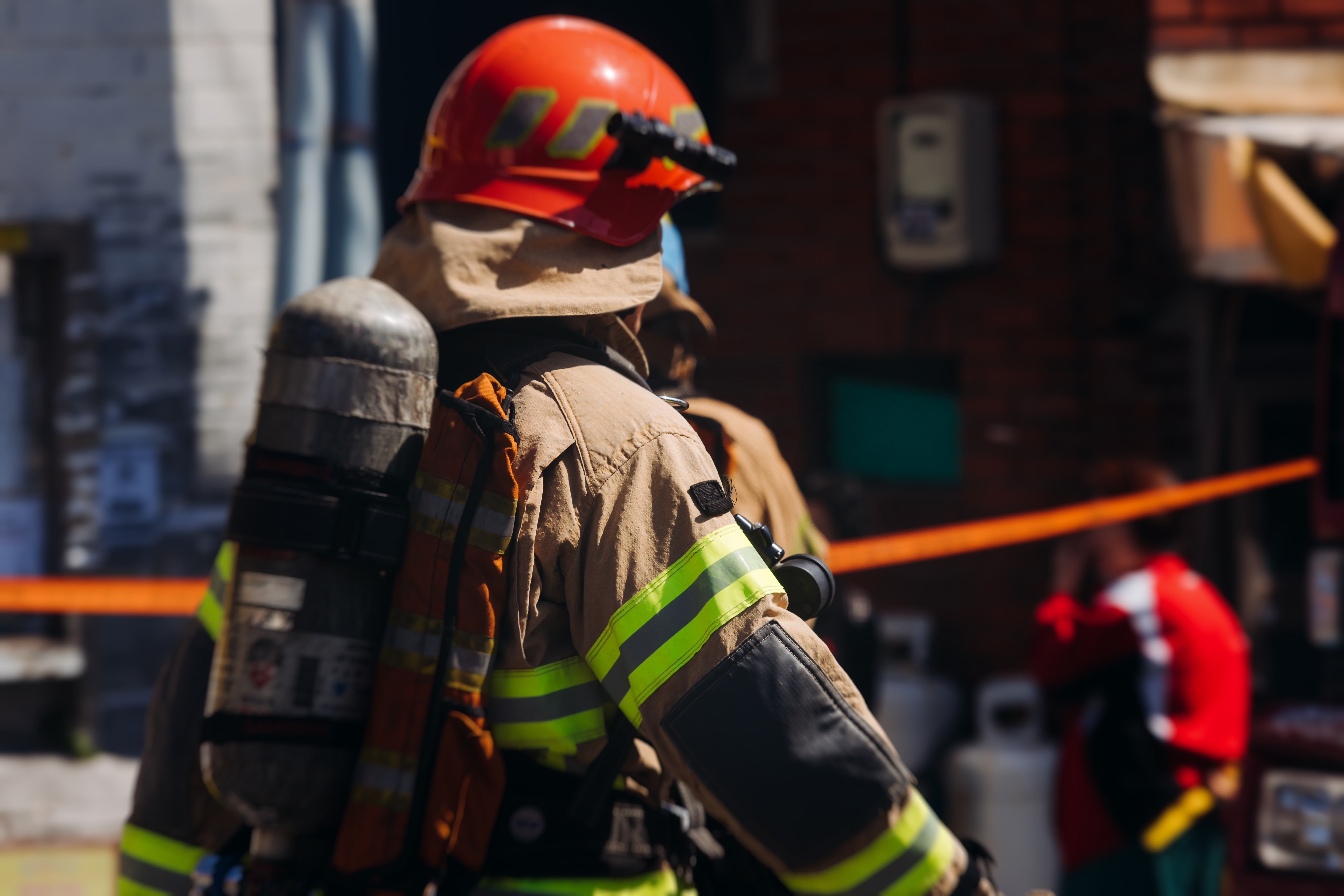 Una mujer se roció con gasolina y prendió fuego en Virginia: su hija de 3 años murió en el incendio