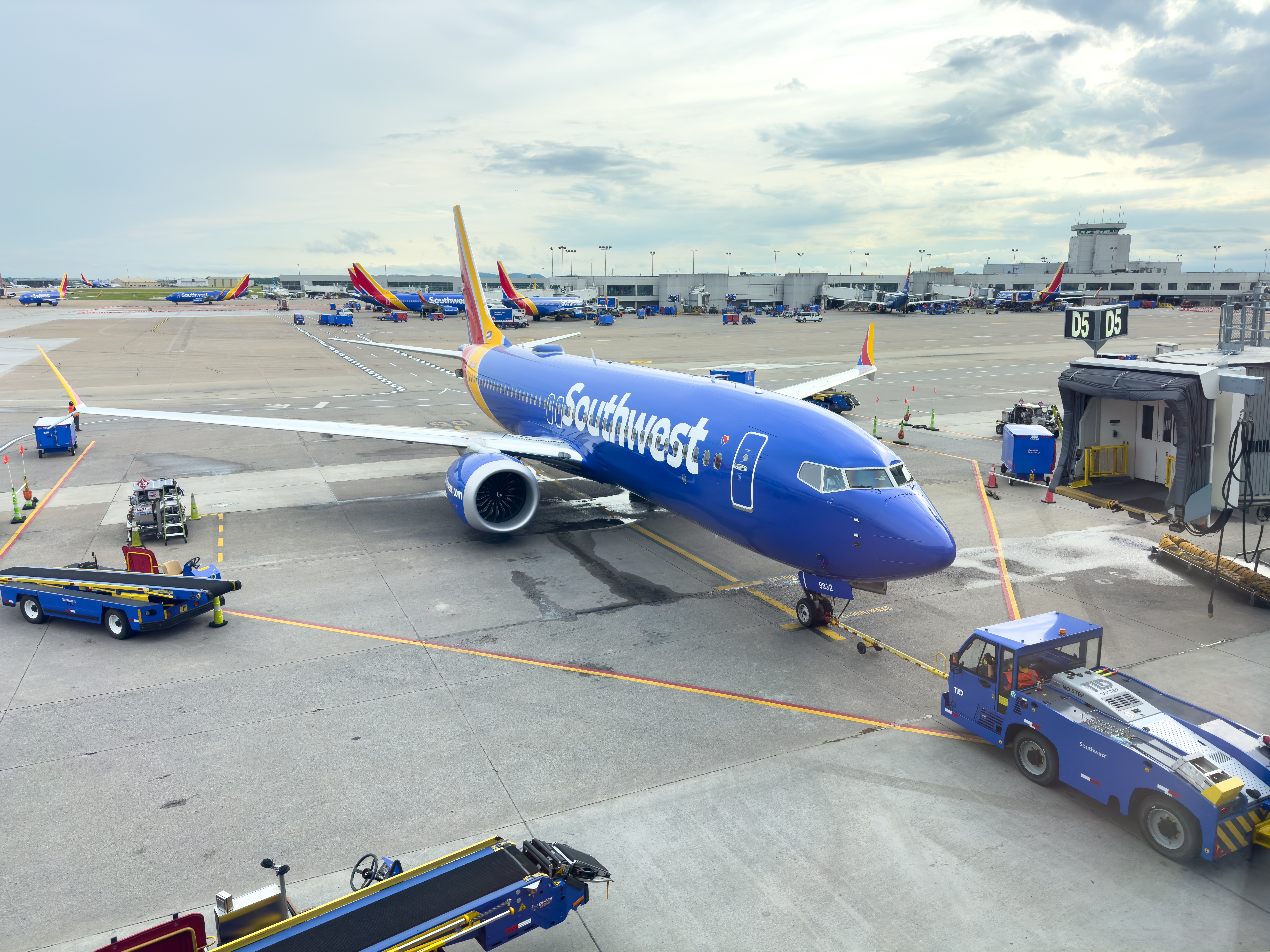 Vehículo de asistencia en tierra impactó avión de Southwest Airlines durante embarque en Tennessee