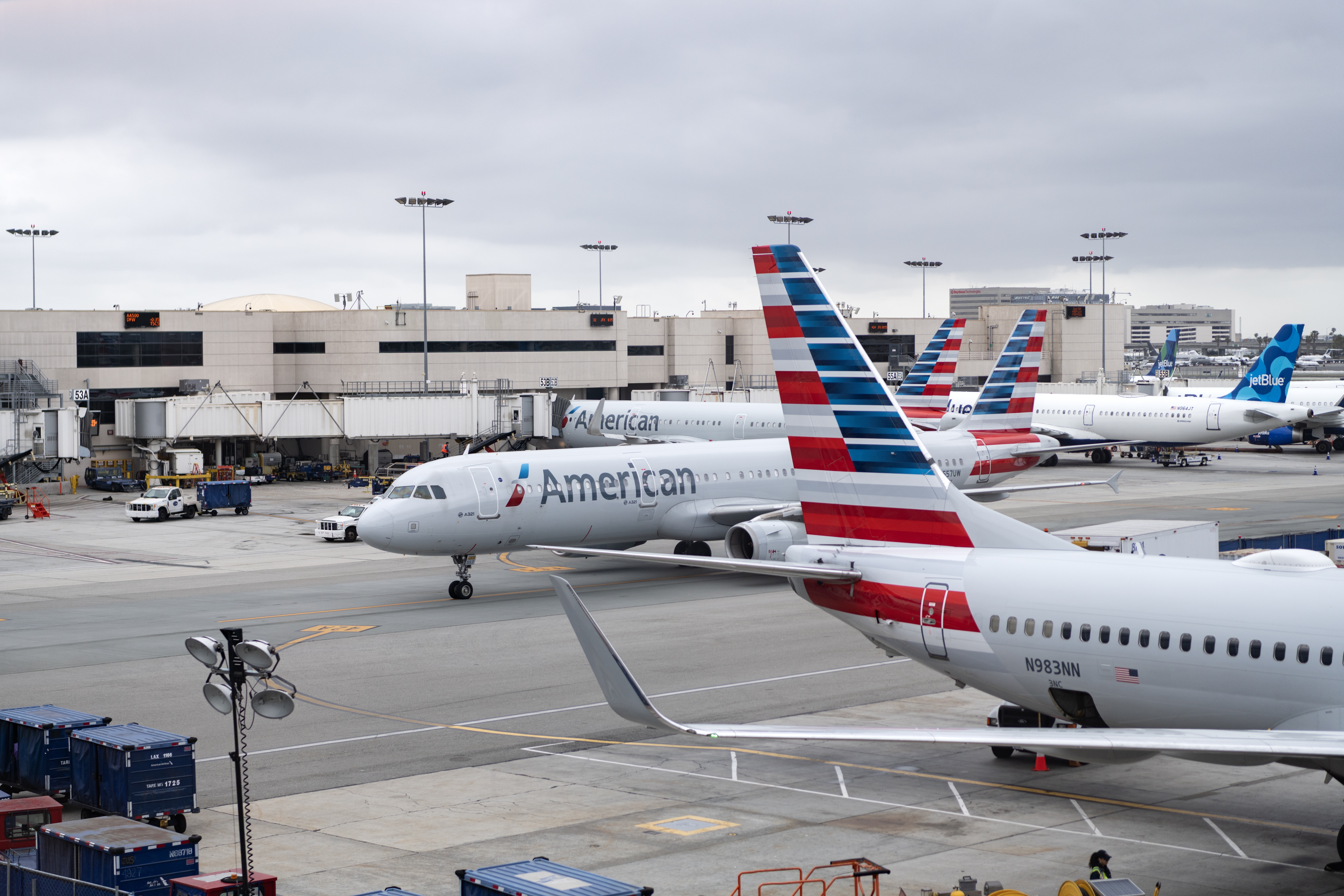 Avión de American Airlines abortó despegue en Miami tras incursión de otra aeronave en la pista