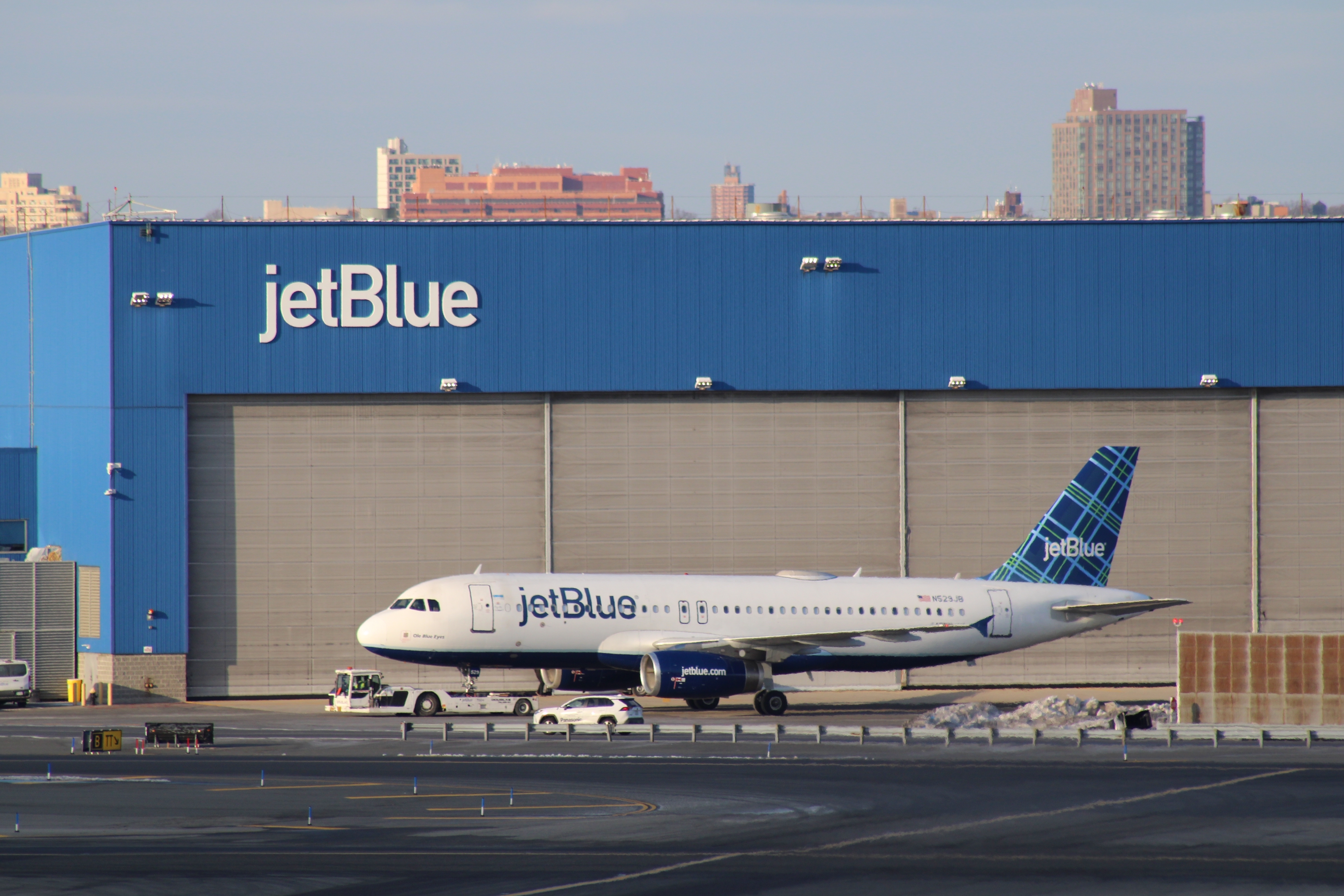 Vuelo de JetBlue reportó posible impacto con dron durante aproximación al aeropuerto JFK