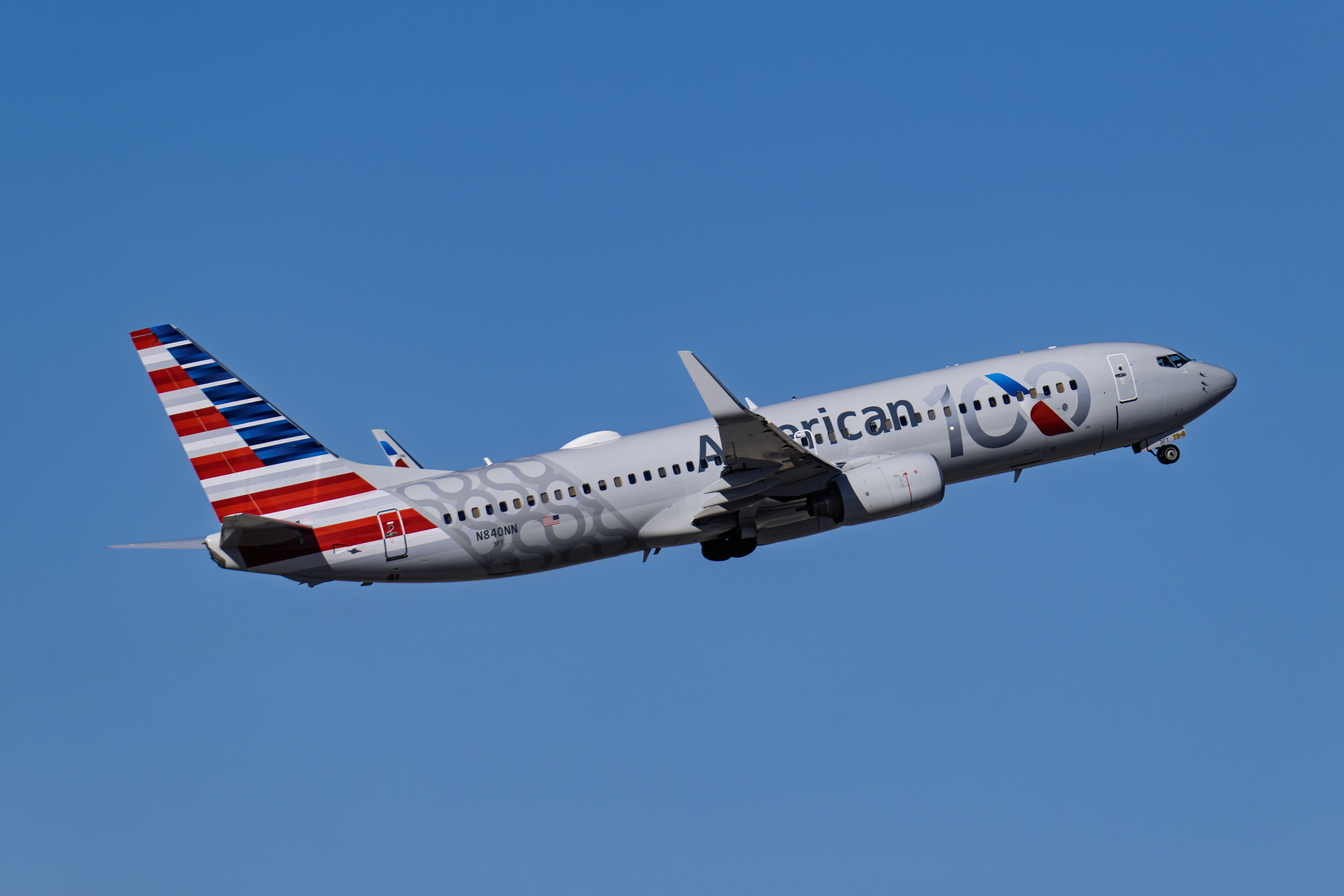 Caos en vuelo de American Airlines: pasajero mordió a otro viajero y obligó a pedir asistencia médica