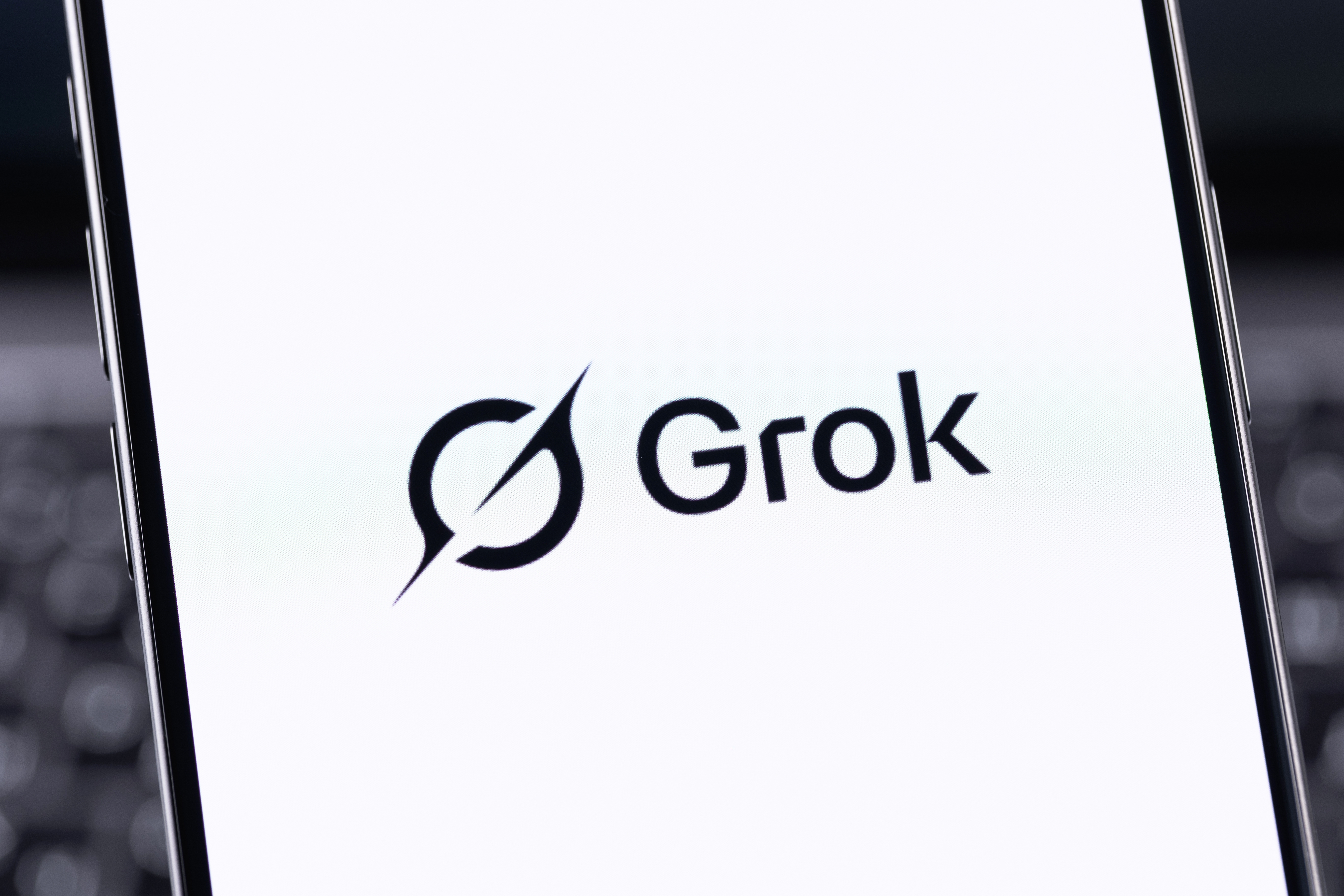 El ingeniero que intentó frenar a Grok y terminó en la calle ahora le pasa factura a xAI
