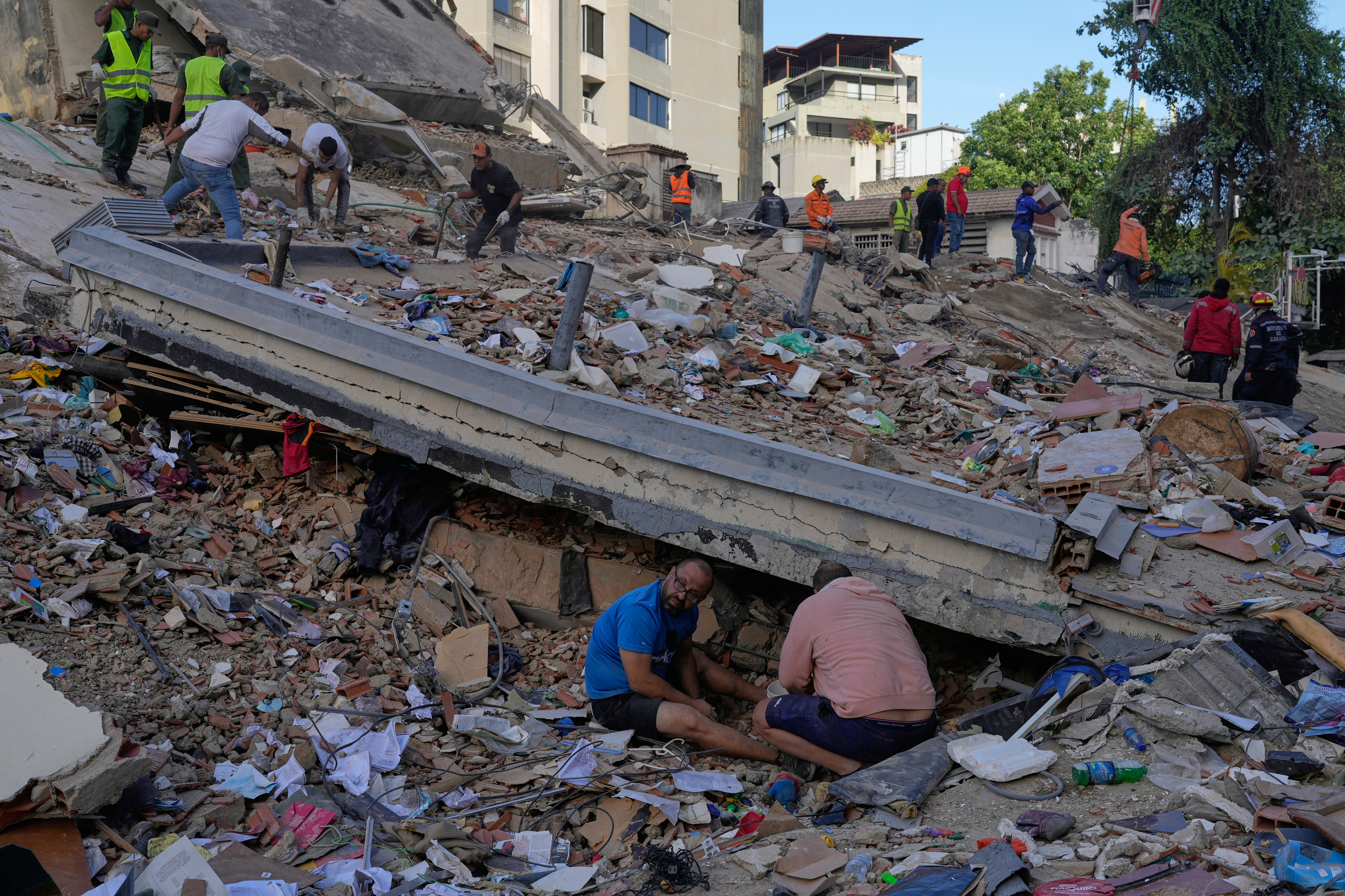 Celebración religiosa en La Guaira pasó del baile a la desesperación por terremotos en Venezuela (VIDEO)
