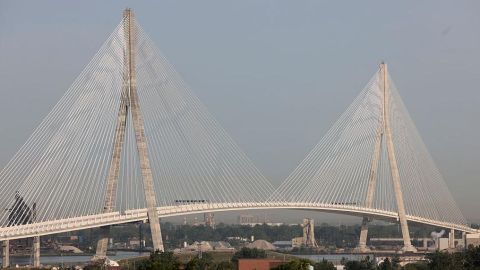 El nuevo puente que conecta a Canadá con EE.UU. y se convirtió en un símbolo de las divisiones entre ambos países