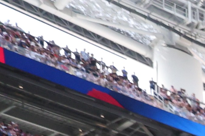 El grupo de jóvenes sale al campo para el gran partido de USA v Paraguay.