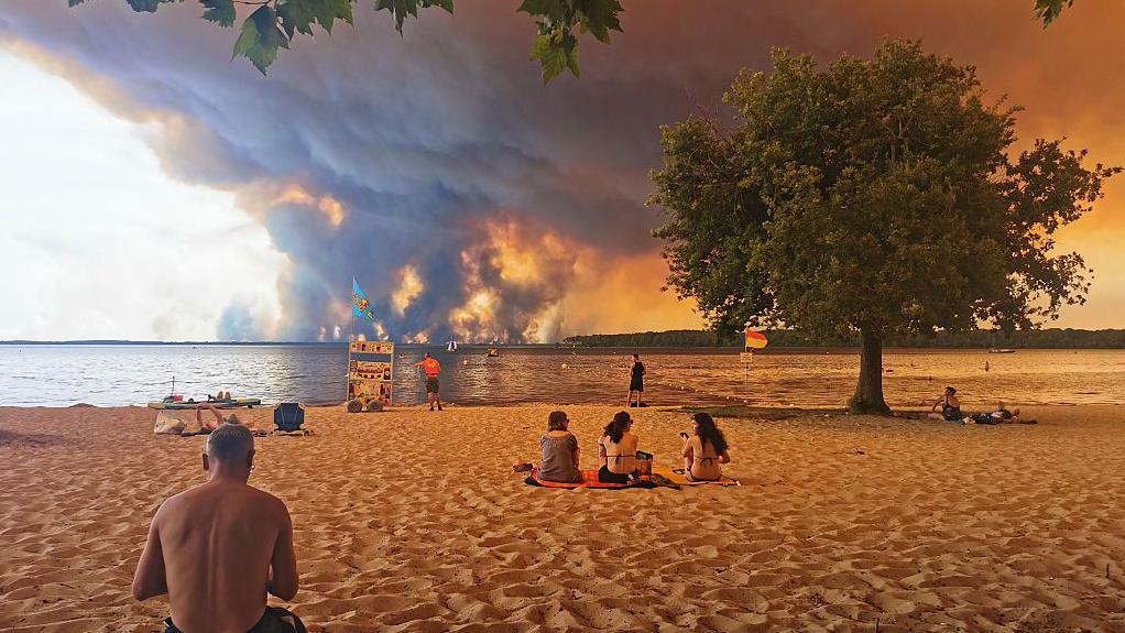 Qué es y cómo se forma una "nube de fuego", el peligroso fenómeno generado por los incendios en Francia