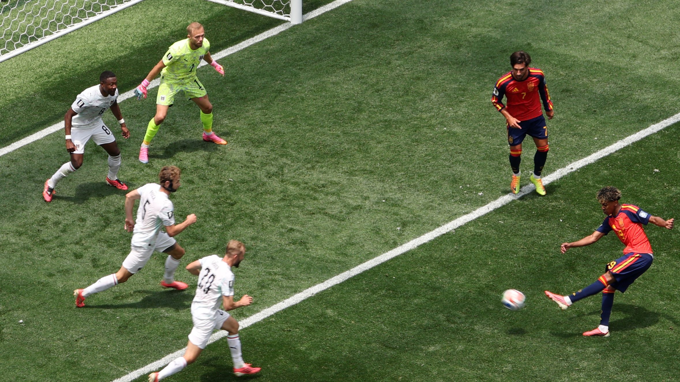 España carburó su maquinaria para vencer 3-0 a Austria y esperar a Croacia o Portugal