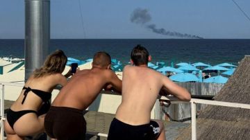 "Todo el mundo se queda en la playa mirando los misiles en el cielo": el contraste de Odesa, el balneario de Ucrania con turismo de lujo y bombardeos diarios
