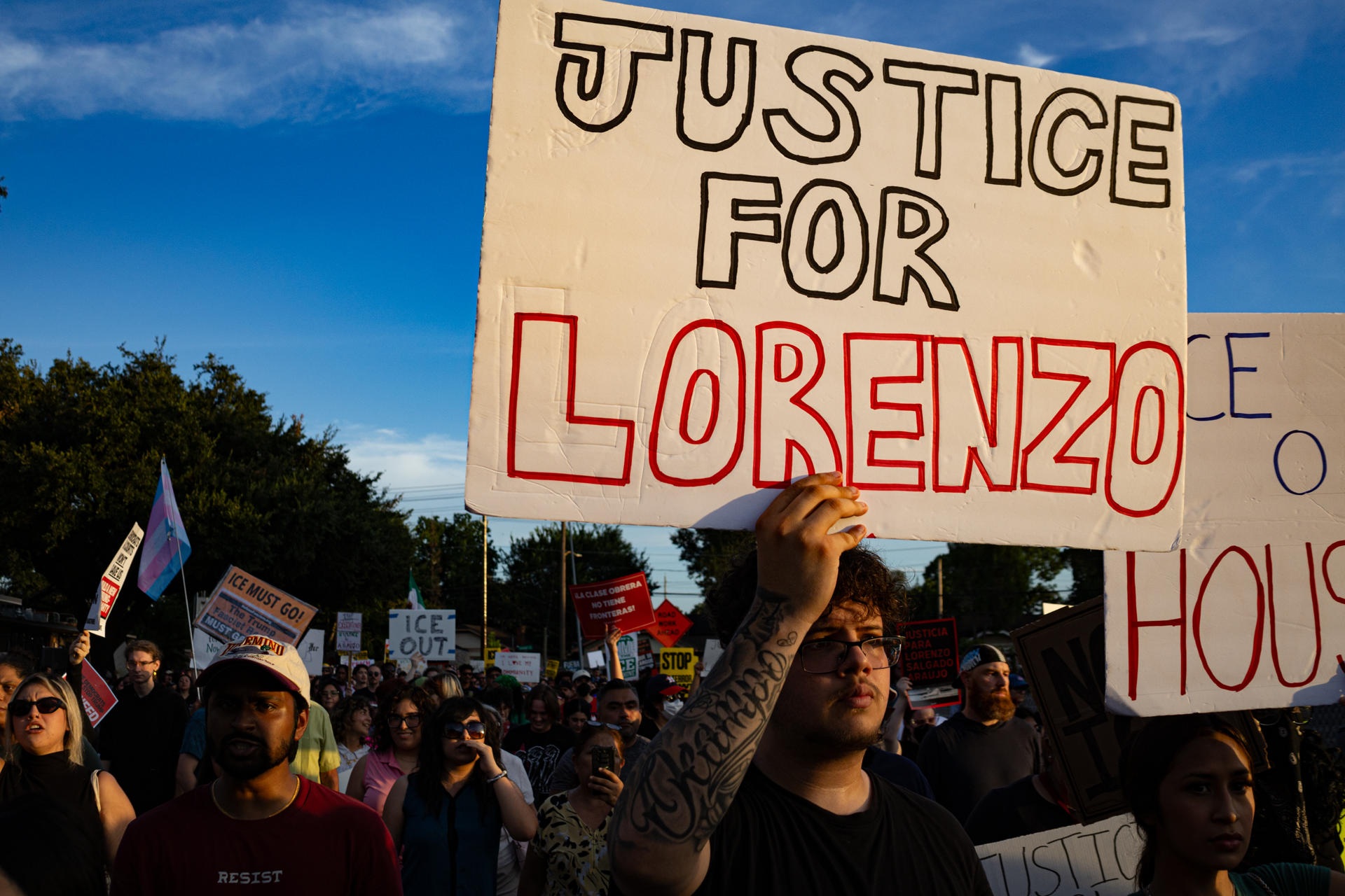 Familia de inmigrante que ICE mató en Houston no logra recuperar su cuerpo y enfrenta agresiones
