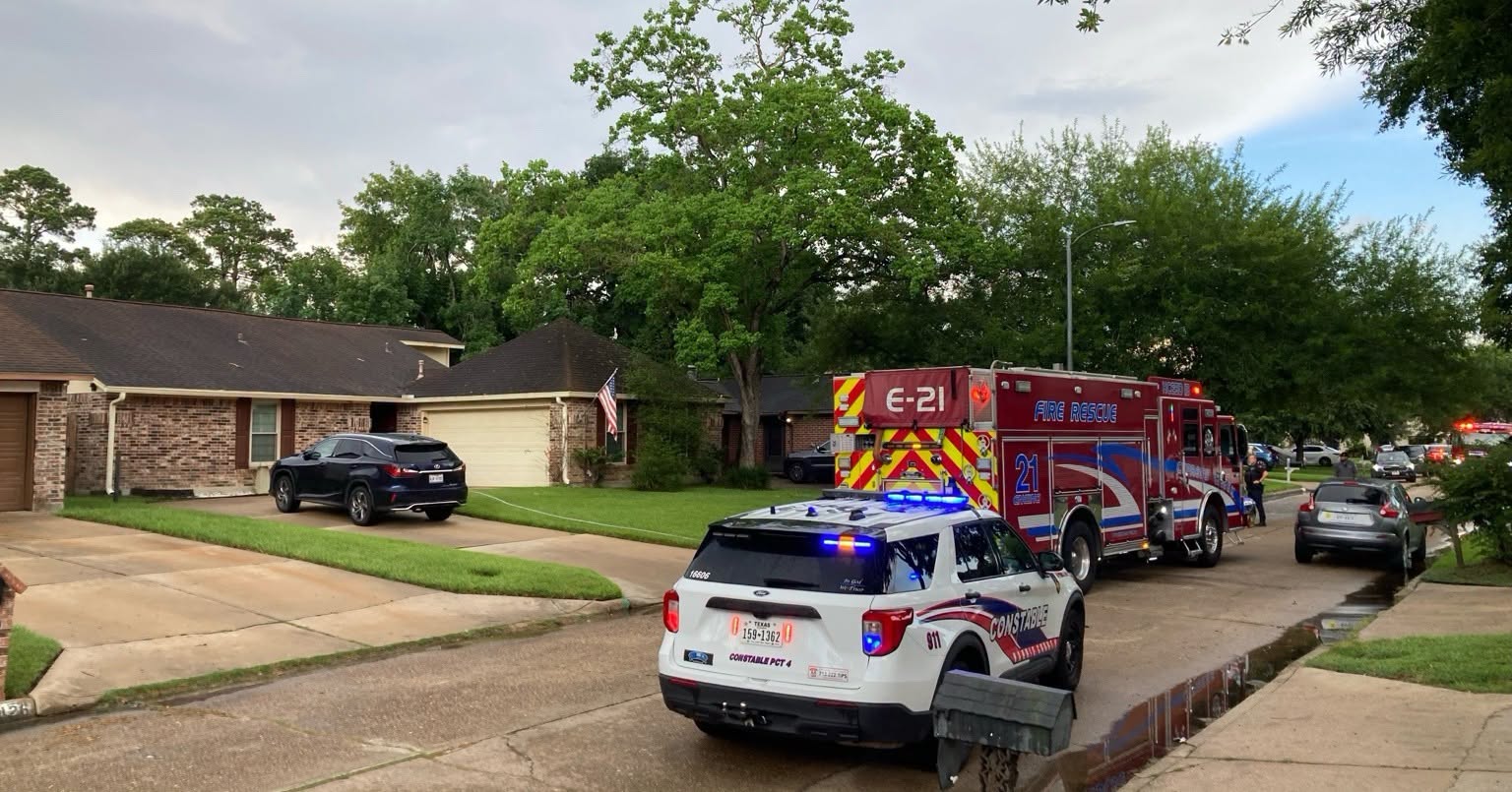Rayo golpea una casa en Texas y descarga eléctrica alcanza a adolescente que usaba su computadora