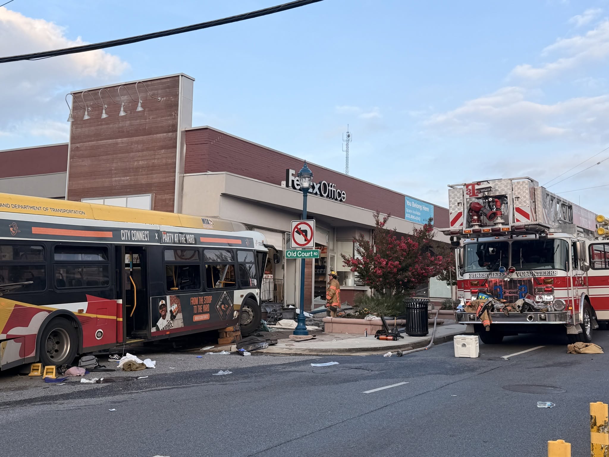 Al menos 36 heridos tras choque de autobús de la MTA contra varios vehículos y un edificio en Maryland