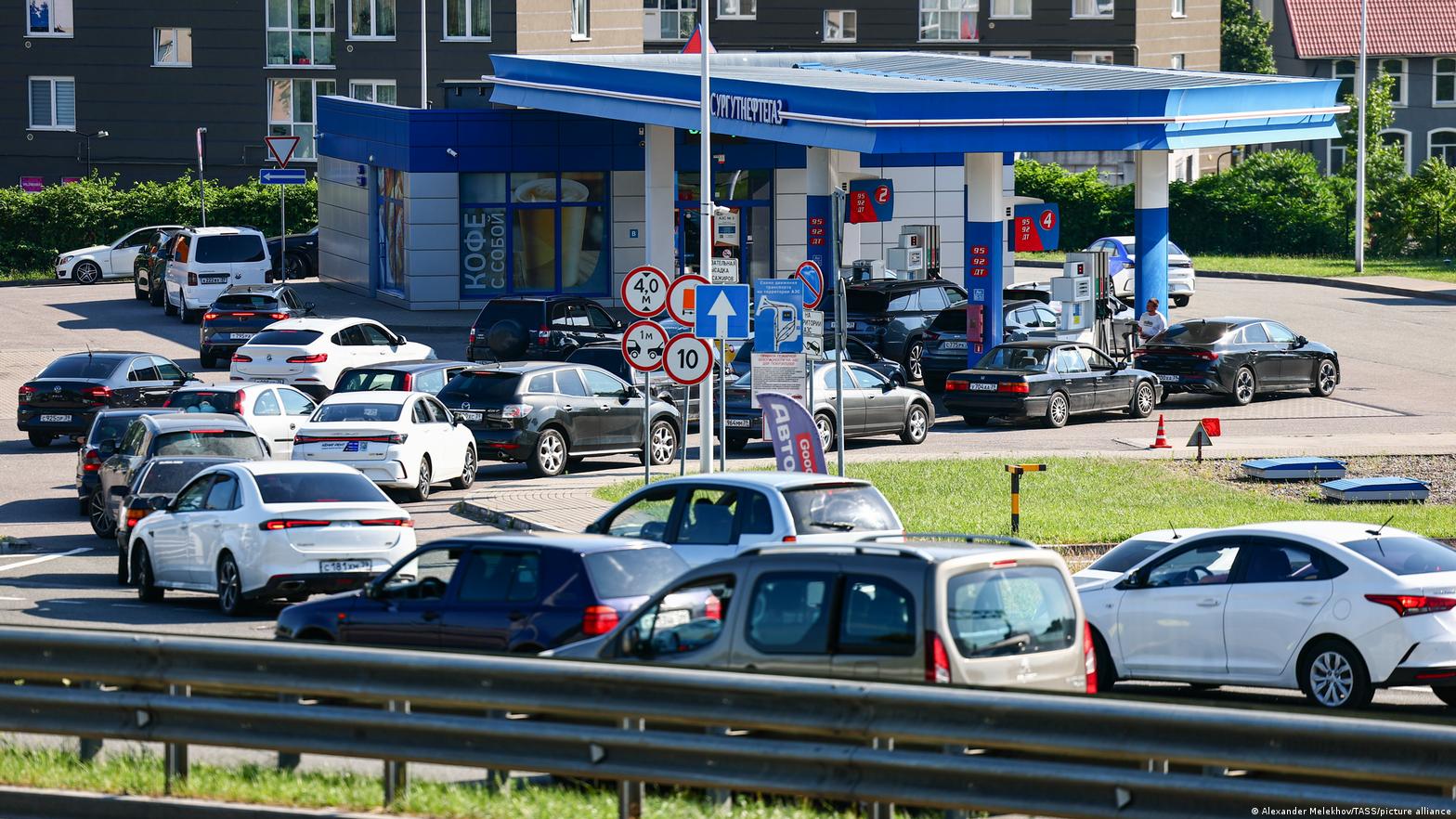 Las filas para conseguir gasolina se alargan en Rusia