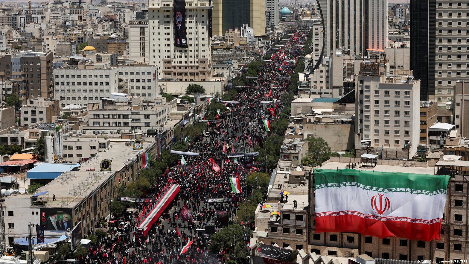 Irán sepulta a su líder supremo Alí Jamenei entre llamamientos a la "venganza"