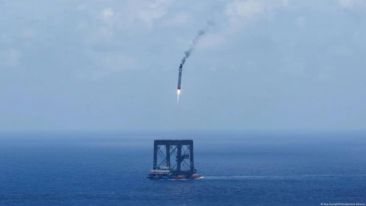 China reduce la brecha espacial con EE.UU. tras recuperar la primera etapa de un cohete