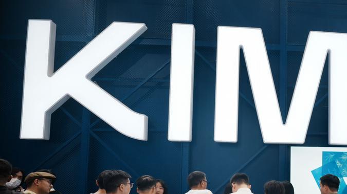 Visitantes en el stand de Kimi, el modelo de la startup china Moonshot AI, durante la World AI Conference celebrada en Shanghái el 20 de julio de 2026.