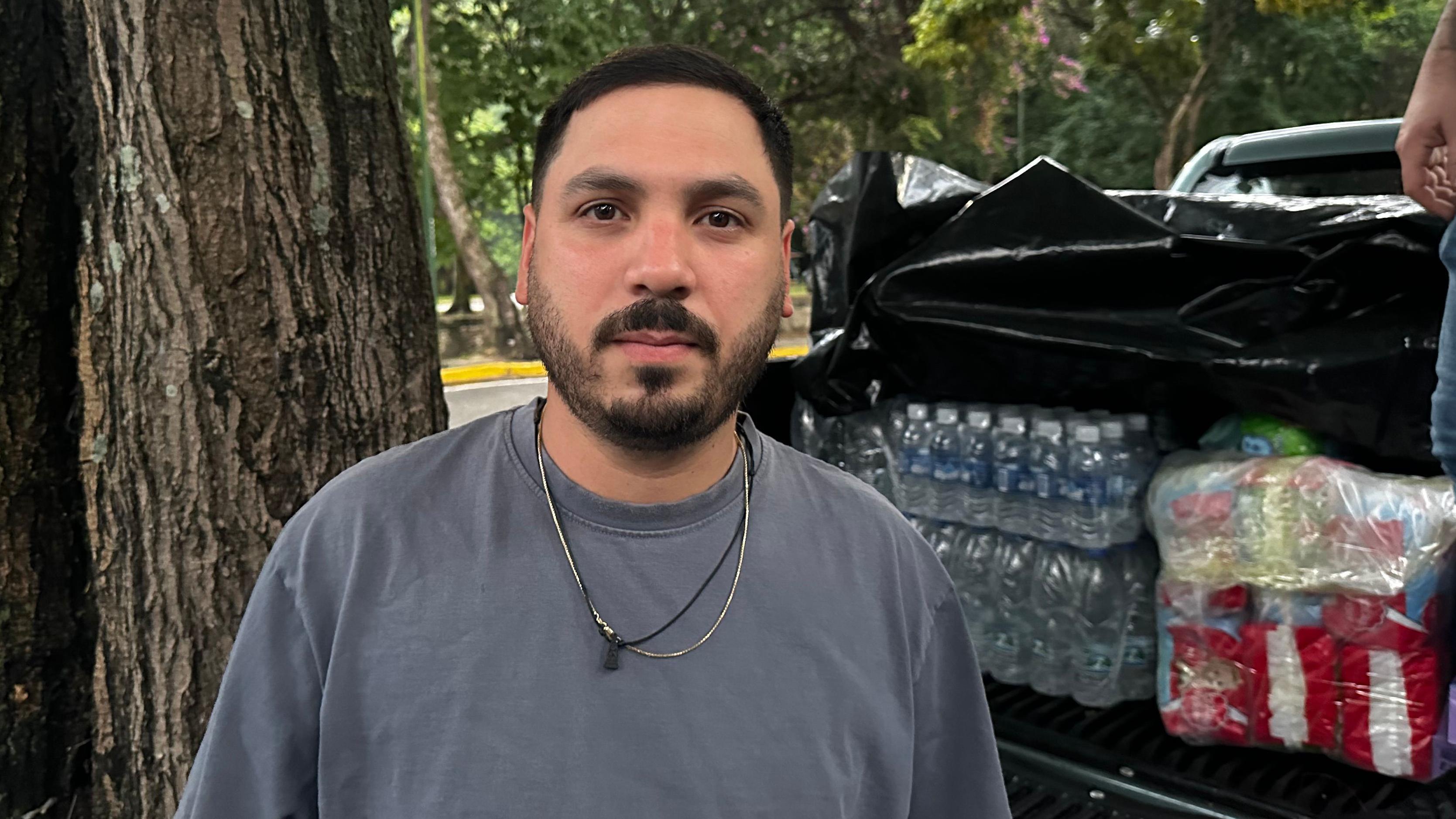 El cocinero venezolano que viajó a Caracas para ofrecer comidas a las víctimas de los terremotos de La Guaira
