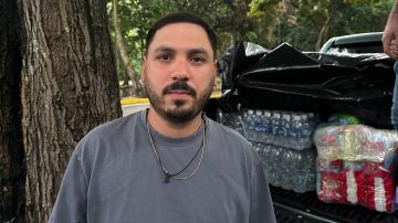 "Agarré mis ollas y me vine a ayudar": el cocinero venezolano que viajó a Caracas para ofrecer comidas a las víctimas de los terremotos de La Guaira
