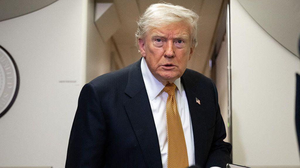 Trump restablece el bloqueo a los puertos iraníes e impone un recargo del 20% a la carga que transita por el estrecho de Ormuz