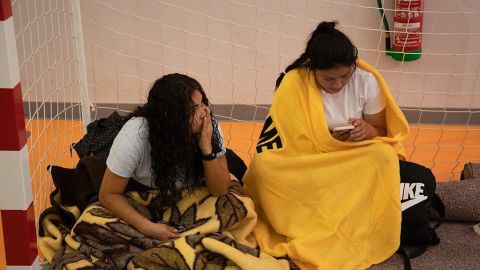 Los miles de evacuados que duermen en centros deportivos y hasta plazas de toros por los voraces incendios en España y Francia