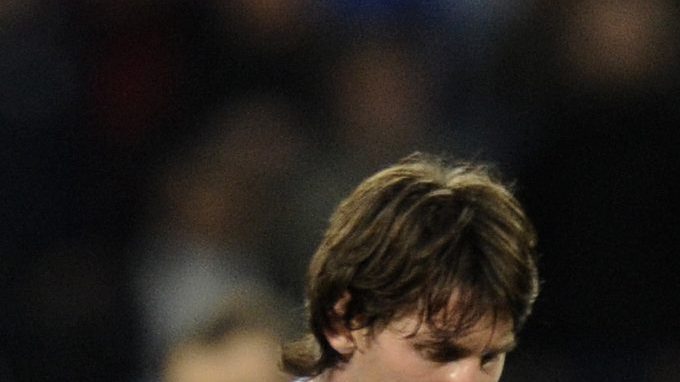 Miroslav Klose celebra uno de sus goles en el Mundial de Sudáfrica 2010 delante de Leo Messi.