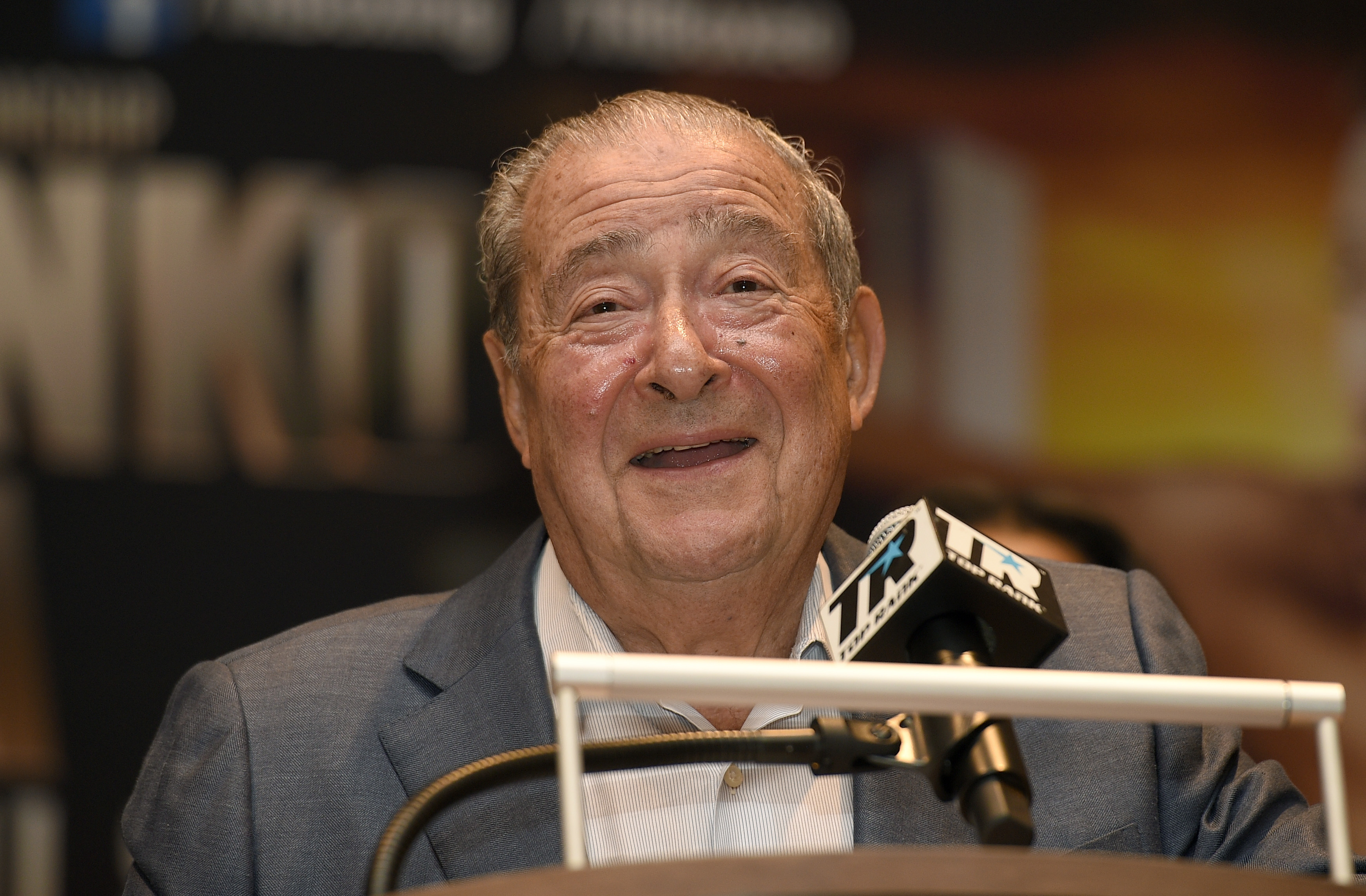 Bob Arum arremete contra el Canelo y pide que se dedique al golf por estar acabado en el boxeo