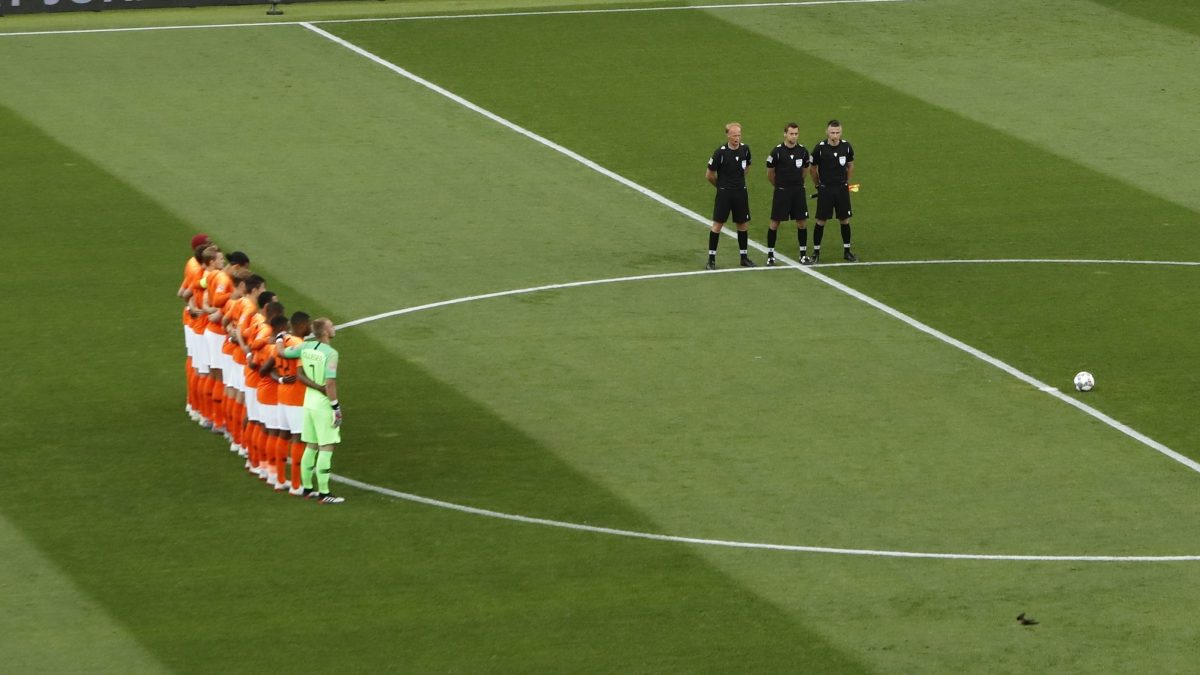 Muere Rob Dieperink, árbitro que fue retirado por la FIFA de