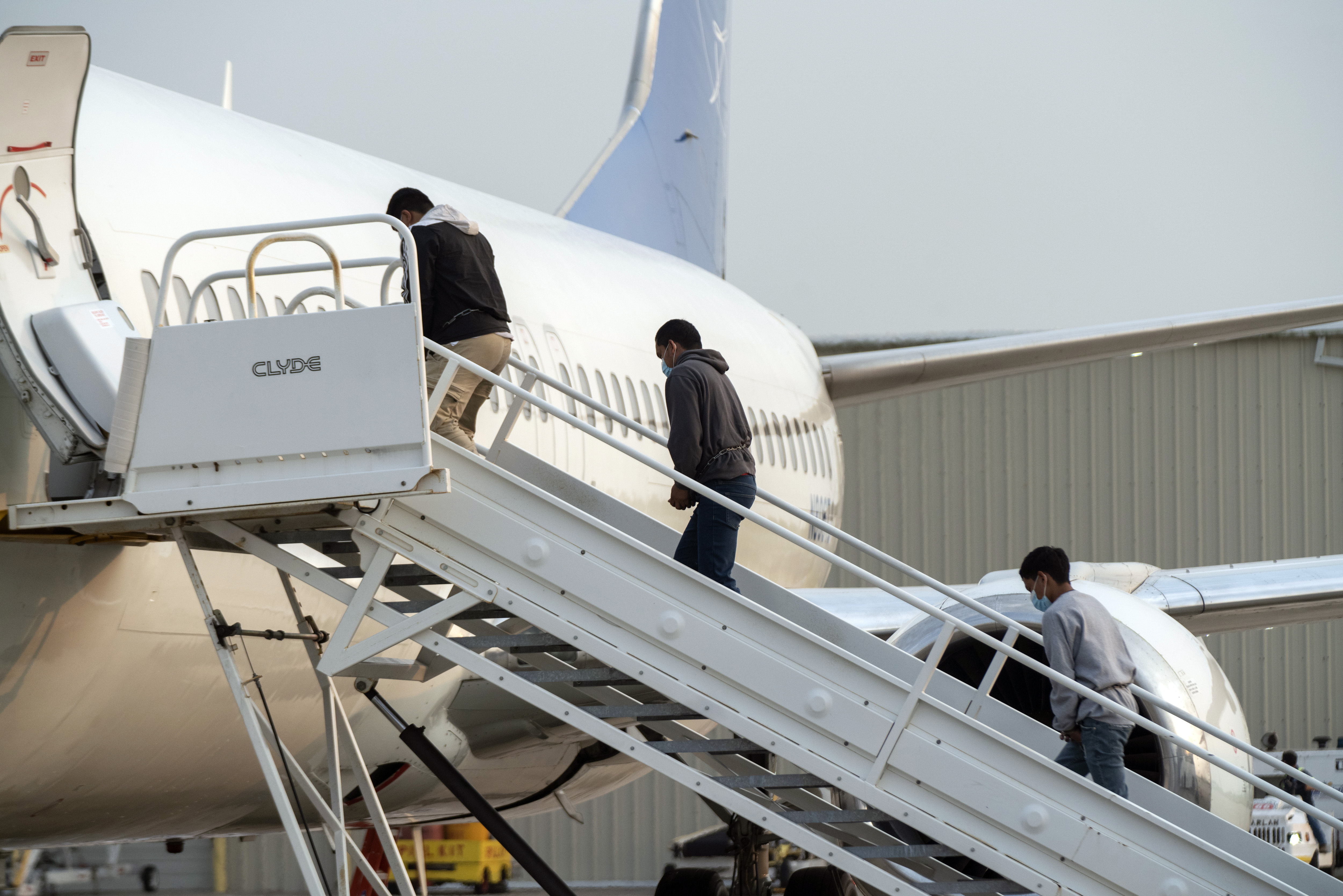 Nueva regla de USCIS podría permitir que jueces decidan más rápido sobre casos de asilo o deportación
