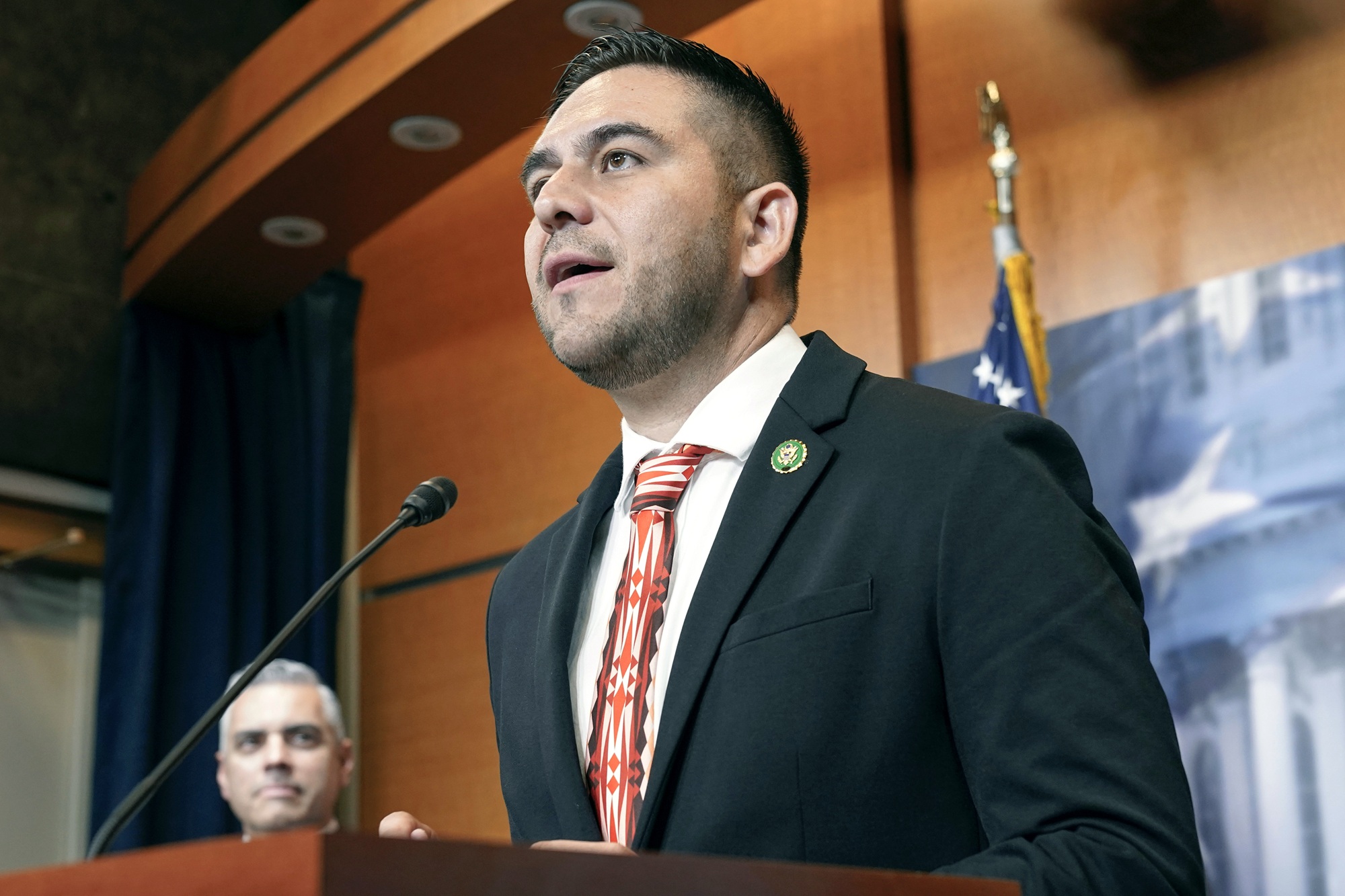 Nuevo plan de inmigración, una propuesta de Gabe Vásquez que defiende a inmigrantes y la frontera