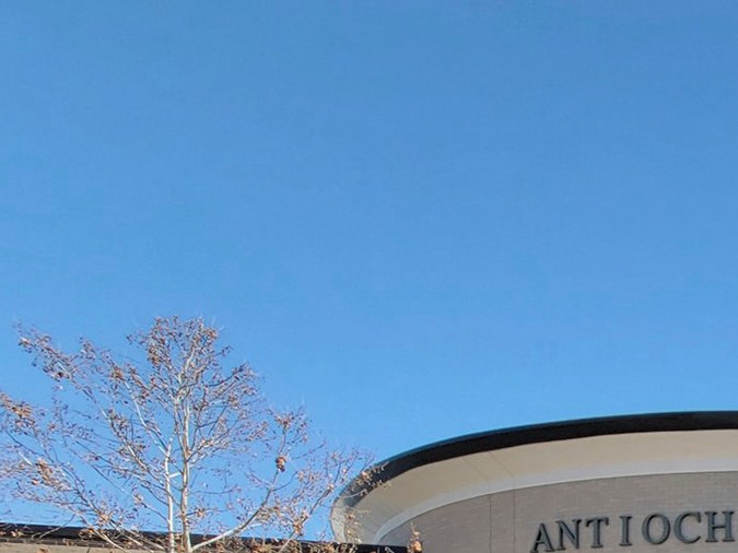 Estos aparatos, bautizados como Campus Guardian Angel, sobrevuelan los pasillos a velocidades de hasta 50 millas por hora y son dirigidos de forma remota