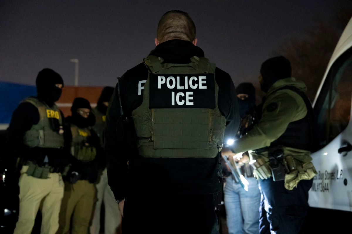 ¿Cuáles son las diferencias entre una deportación regular de ICE y una deportación acelerada?